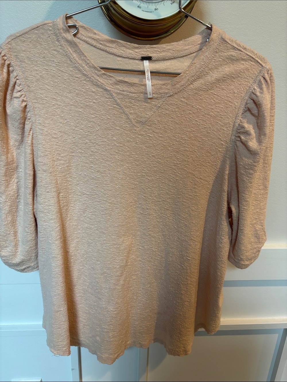 light pink Free People textured short-sleeve V-neck tee size SP